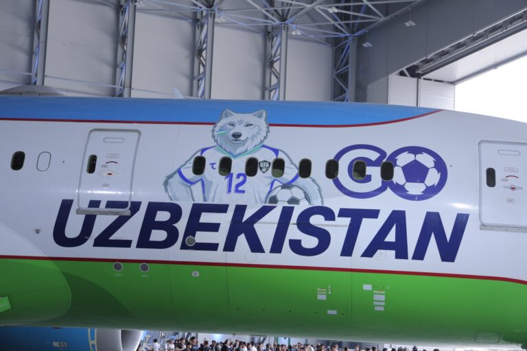 «Oq bo‘rilar» ruhi: UzAirways ilk bor samolyotini terma jamoa ramzlari bilan bezadi