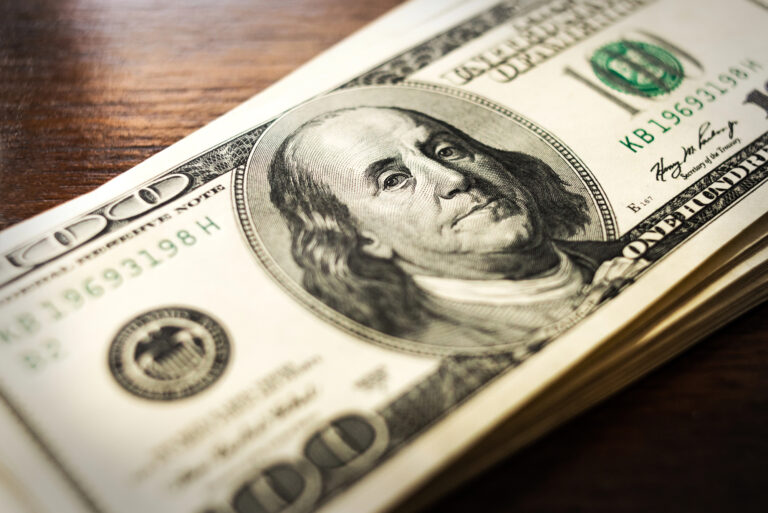 Dollar yana 12 000 so‘mdan oshdi: 6-may uchun valyutalar kursi