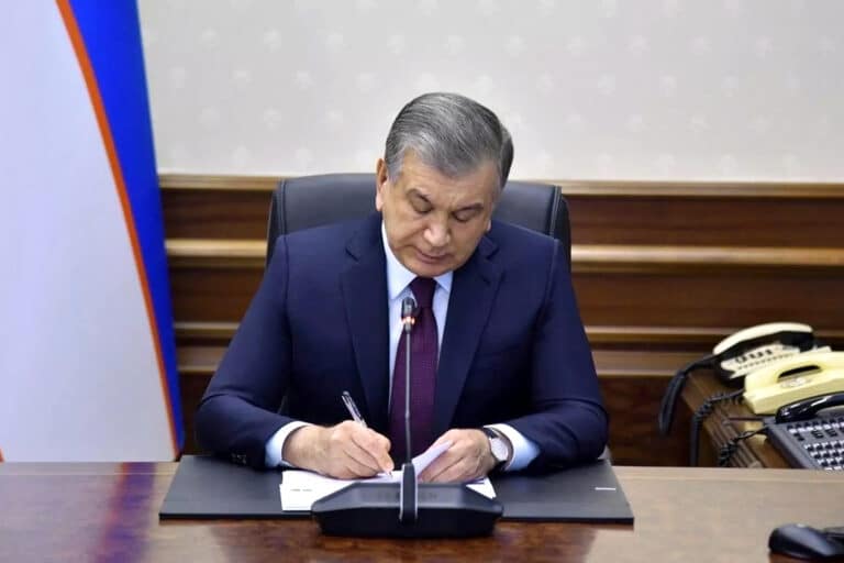 Мирзиёев наградил пару британцев — она спасла узбекского солдата во время Второй мировой войны