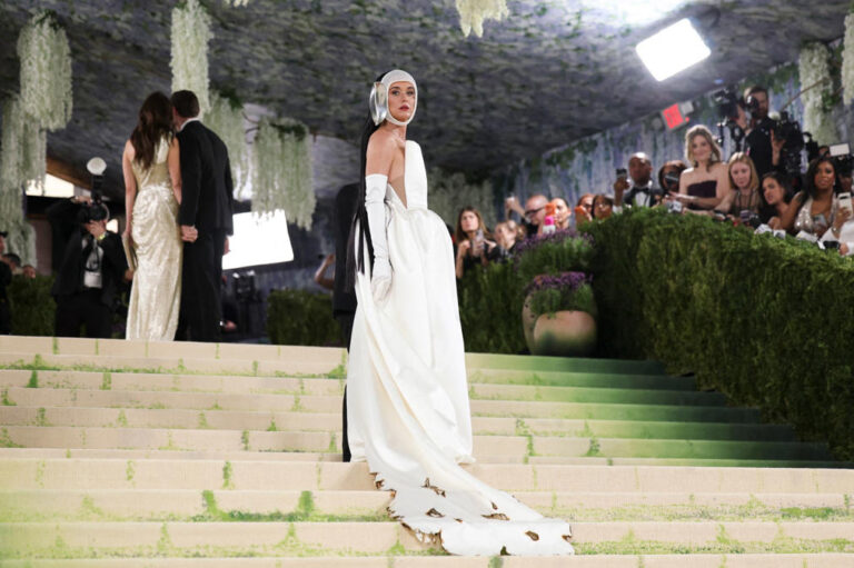Katy Perry’s “Astro-Chic” Met Gala 2026 Look Sparks Debate and Memes