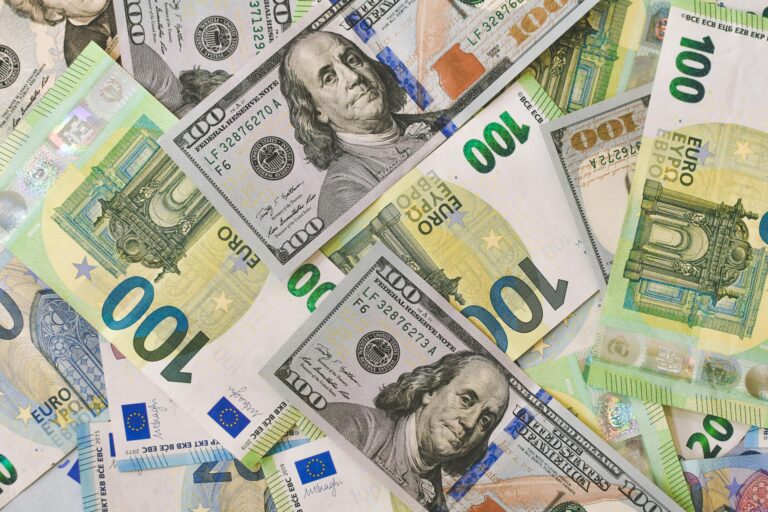 Было $100, станет $500: в Узбекистане упростят выдачу валюты без паспорта