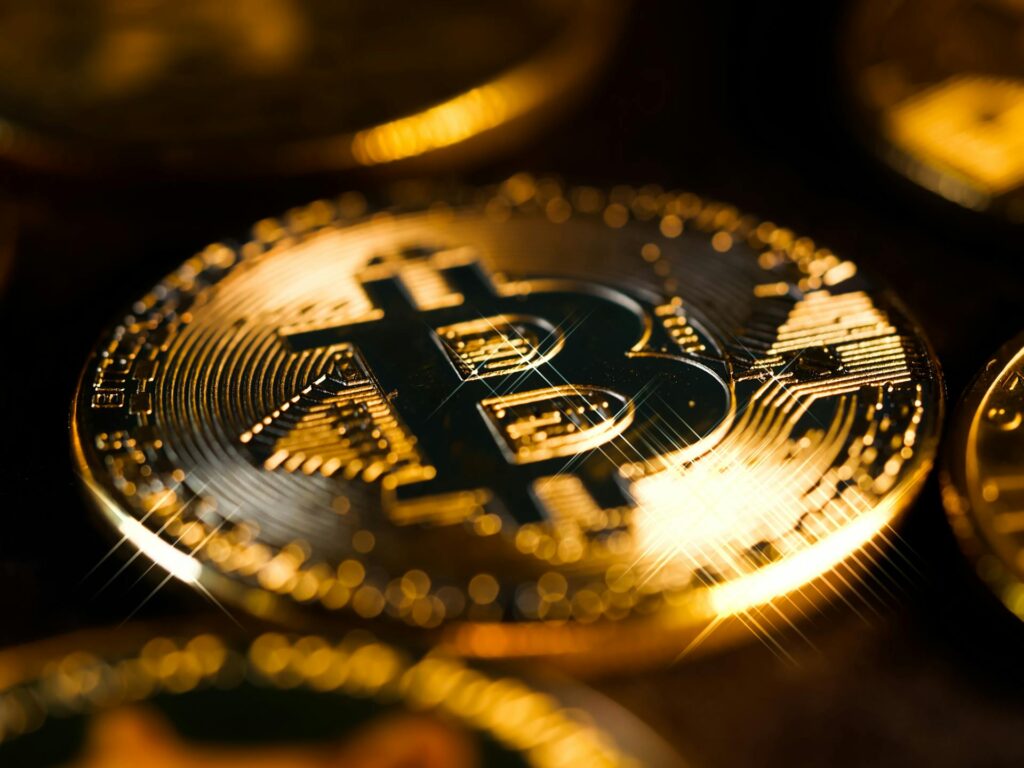 Падение биткоина до $76 тыс. принесло крипторынку $600 млн убытков