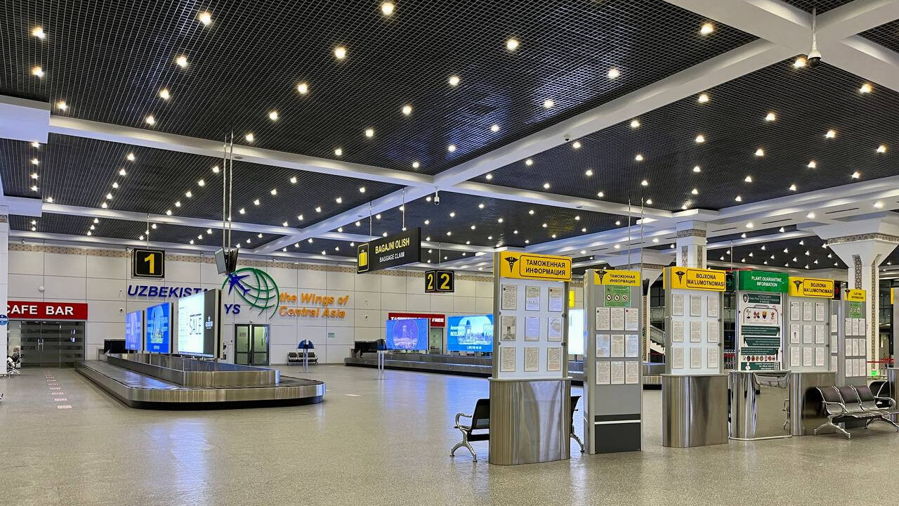 Aeroportda begona sumkani olib kelishga rozi bo‘lgan yo’lovchi narkotik bilan ushlandi