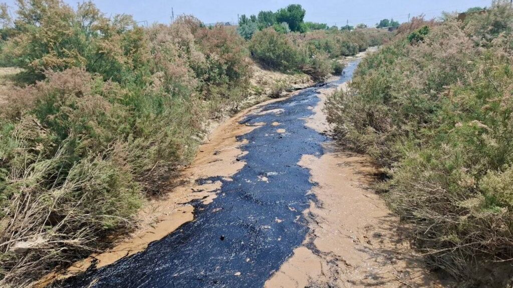 Boysun ariqlarida yana neft aralash suyuqlik oqmoqda