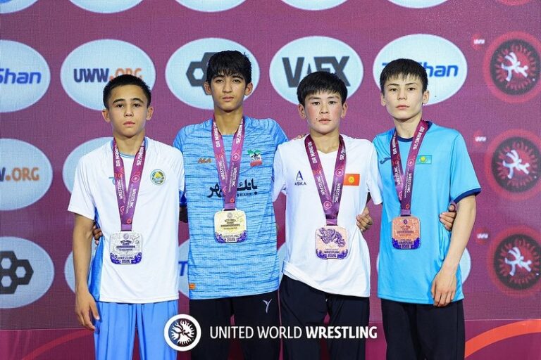 Наши юниоры начали чемпионат Азии по  борьбе U17 с пяти медалей
