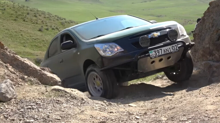 Chevrolet Cobalt прошел экстремальный тест-драйв в горах Казахстана — видео