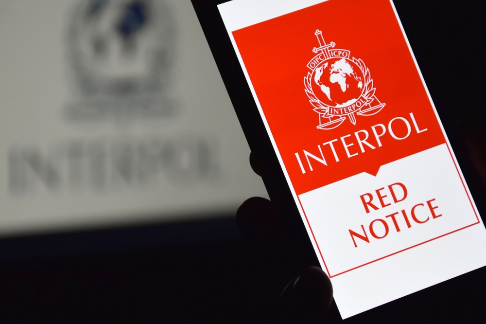 Interpol Migratsiya agentligining sobiq xodimiga qidiruv e’lon qildi