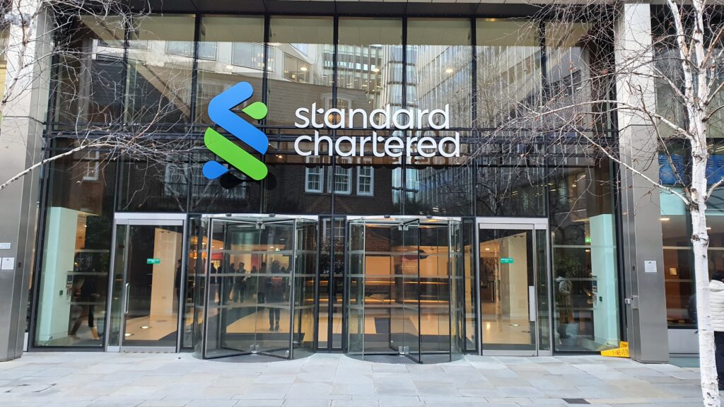 Standard Chartered banki sun’iy idrok tufayli 7000 dan ortiq xodimni bo‘shatadi