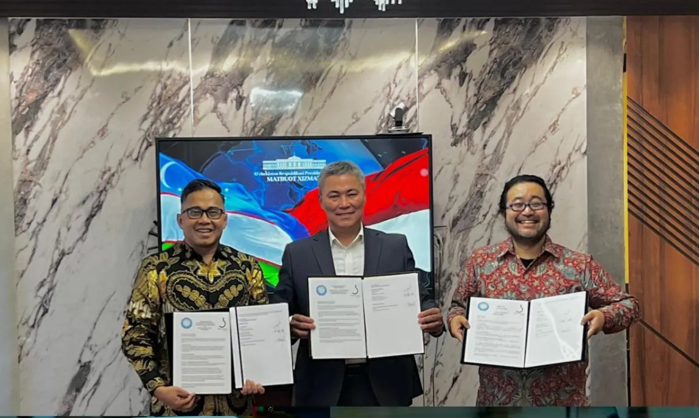 Sakuranesia Foundation founder Tovic Rustam (left), accompanied by the foundation’s education adviser Ken Ito (right), and Karakalpak State University Rector Jollibekov Berdiyar Bakhtiyarovich (center), sign a memorandum of understanding on cooperation in education, research, culture and human resource development in Nukus, the Republic of Uzbekistan. /ANTARA/HO-Sakuranesia Foundation.