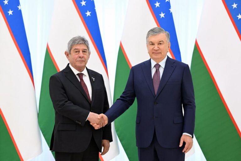 Мирзиёев наградил посла Азербайджана орденом «Меҳнат шуҳрати»