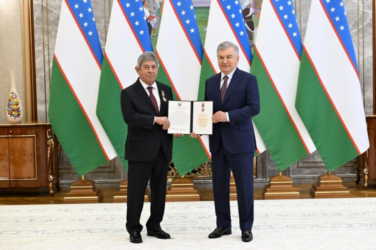 Prezident Ozarbayjon elchisini «Mehnat shuhrati» ordeni bilan mukofotladi