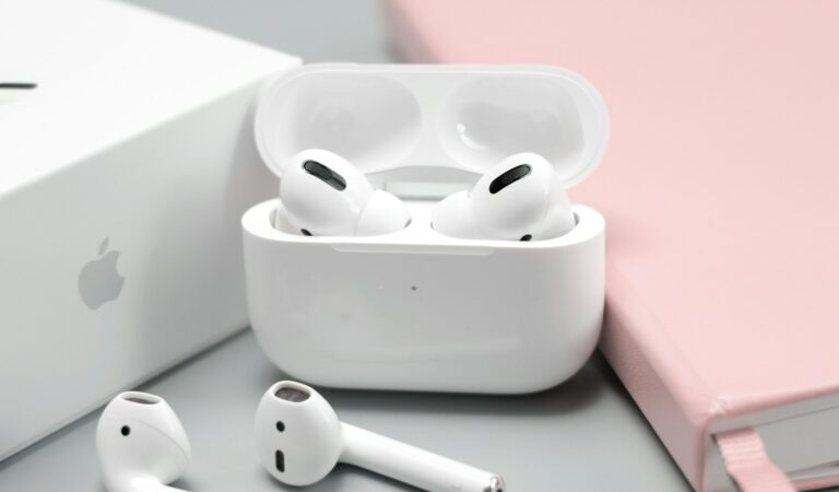 Siri получит «цифровые глаза»: Apple встроит ИИ-камеры в AirPods