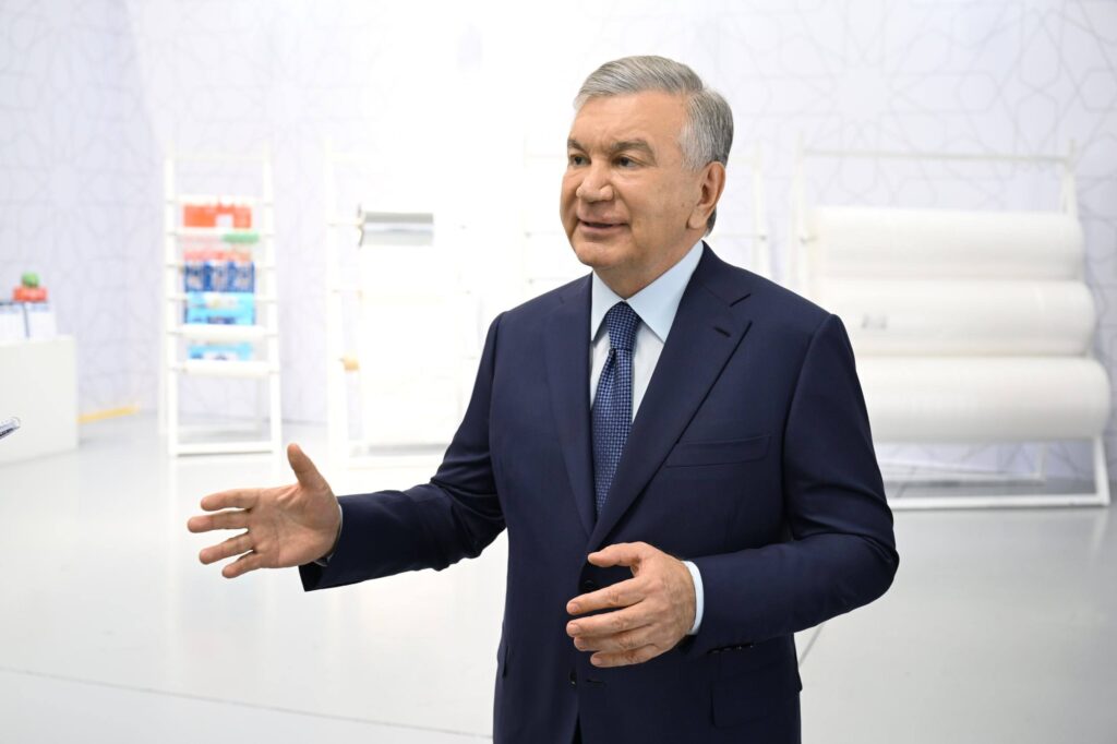 Shavkat Mirziyoyev Chirchiqda bir nechta korxona faoliyati bilan tanishdi