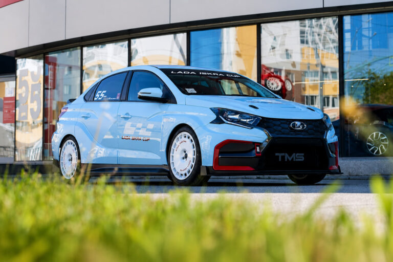 Lada Iskra avtomobili poygalarga tayyorlanmoqda