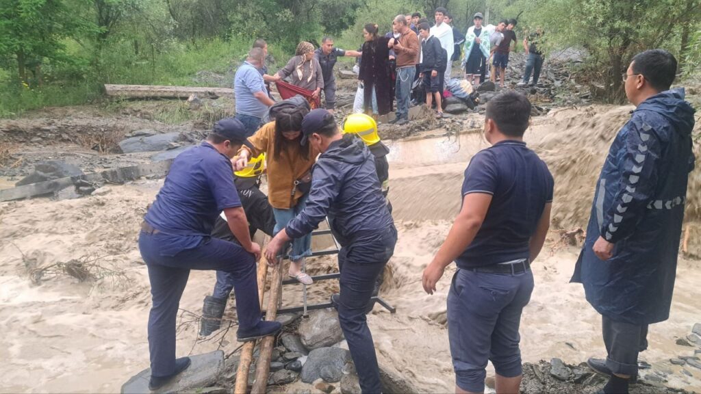 Baxmaldagi sel oqimi sabab 32 nafar dam oluvchi evakuatsiya qilindi