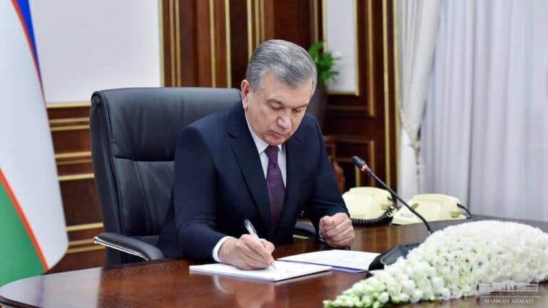 Мирзиёев наградил сборную Узбекистана по робототехнике после победы на чемпионате мира