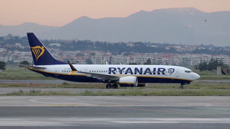 Ryanair samolyotida oyna sinib, yo‘lovchi ochiq havoga chiqib qoldi
