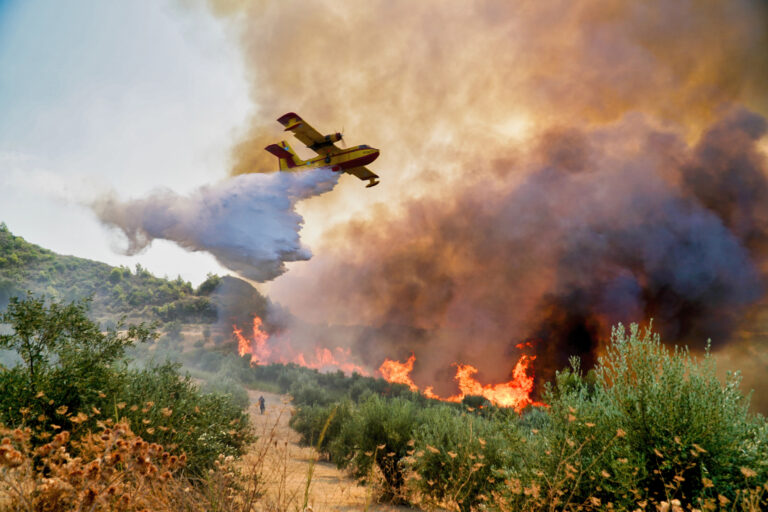 Macron calls crisis meeting as wildfires close in on Bordeaux