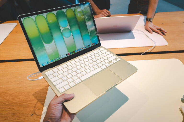 More OLED, New Chips: MacBooks and iMacs to Get Faster and Brighter