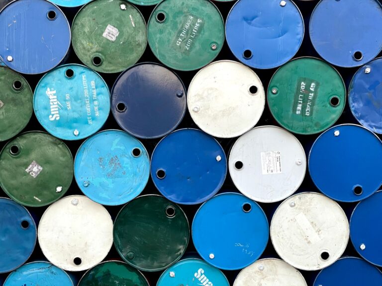 Нефтяные качели: Brent упала до $99,95 после резкого роста