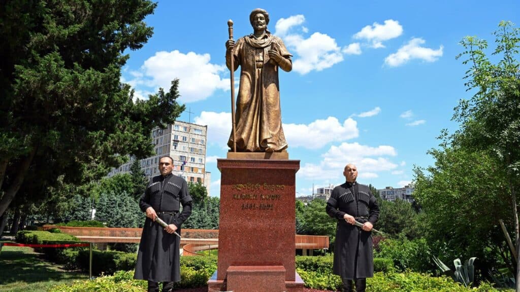 Gruziya poytaxtida Alisher Navoiy haykali ochildi — foto