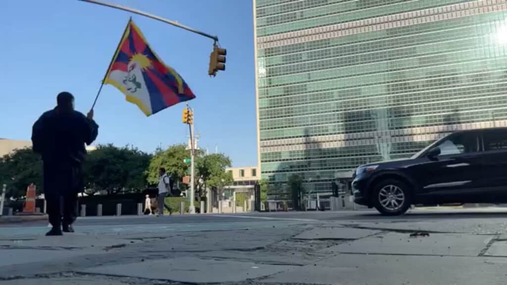 Nyu-Yorkda tibetlik faol BMT qarorgohi oldida o‘zini yoqib yubordi