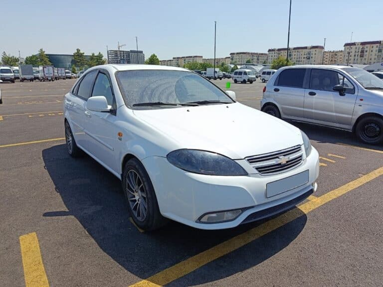 Chevrolet за $150: что можно купить в рассрочку на рынке Сергели