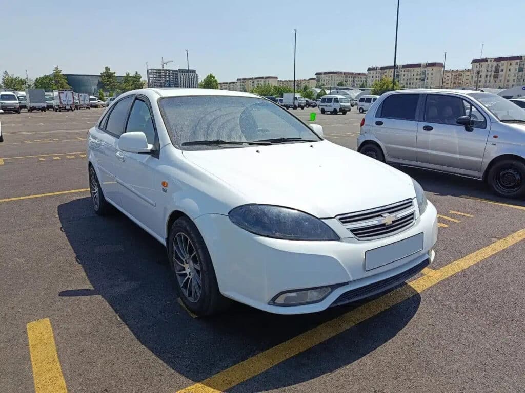 Sergeli bozorida 150 dollar boshlang‘ich to‘lovga qanday Chevrolet avtomobillari beradi / Foto: Kursiv Uzbekistan