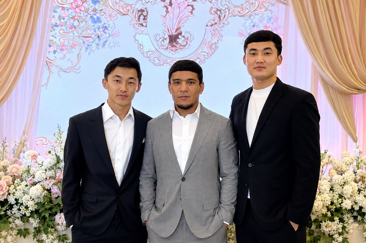 Murodjon Ahmadaliyev Abbosbek Fayzullayev to‘yidan rasm joyladi
