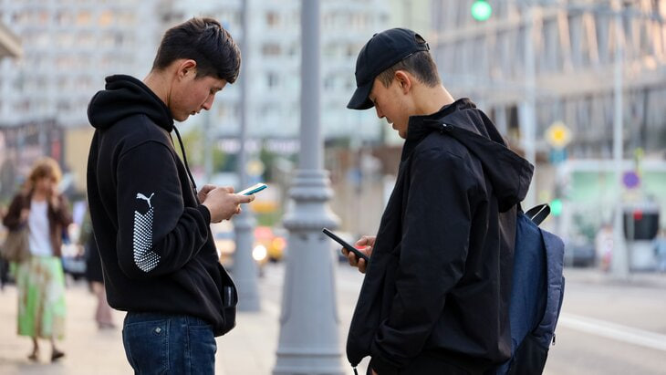 Rossiyada migrantlar uchun yangi tartib: maxsus telefon va geolokatsiya nazorati joriy etiladi