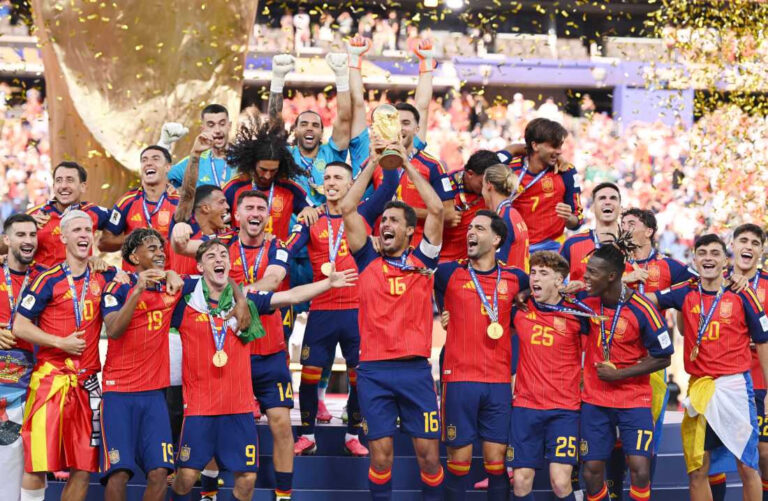 Ispaniya futbolchilari chempionlikni 800 ming dollarlik sharob bilan nishonlamoqda