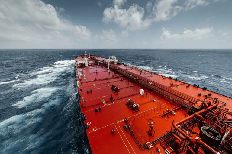 Hormuz bo‘g‘ozida neft tankeri minaga urildi