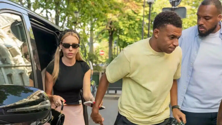 Mbappe sevgilisi bilan Parijdagi moda do‘konlarida ko‘rinish berdi