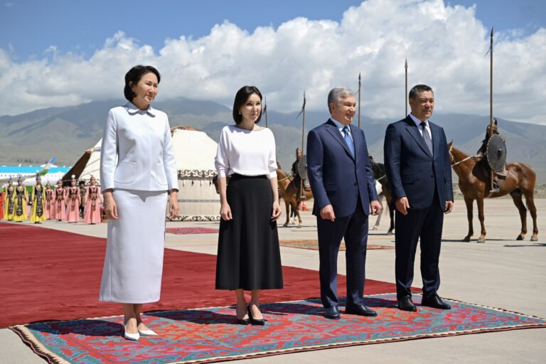 Shavkat Mirziyoyev va rafiqasi Qirg‘izistonda qanday kutib olindi — foto