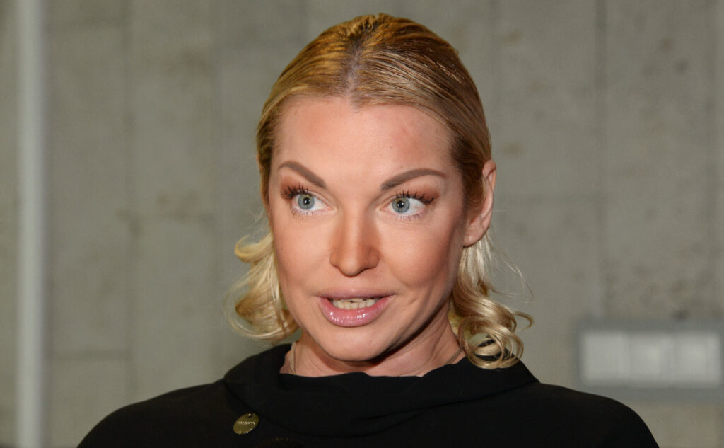 Анастасия Волочкова пропустила рейс на Мальдивы и устроила скандал в аэропорту