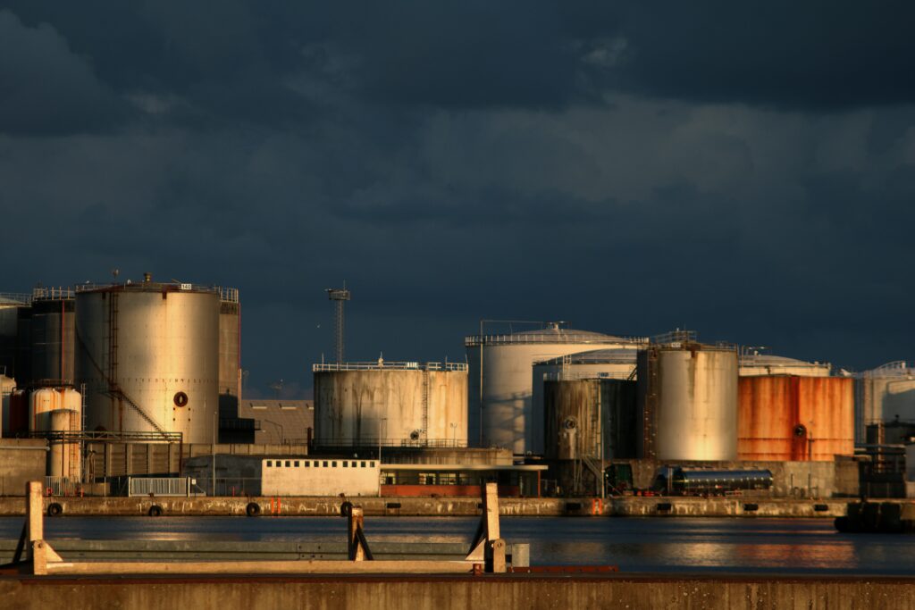 Russian oil refining falls to lowest level since 2002 — media