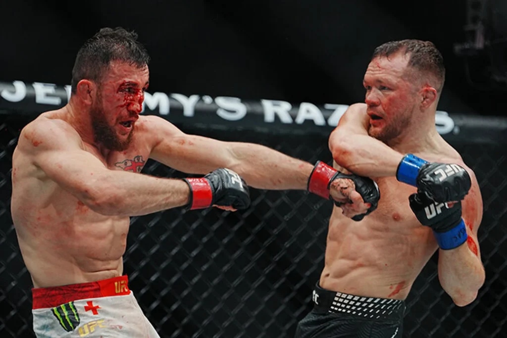 Фото: https://www.sport-express.ru/martial/mma/ufc/reviews/petr-yan-pobedil-meraba-dvalishvili-na-ufc-323-v-las-vegase-i-vernul-titul-chempiona-razbor-boya-7-dekabrya-2025-2381920/