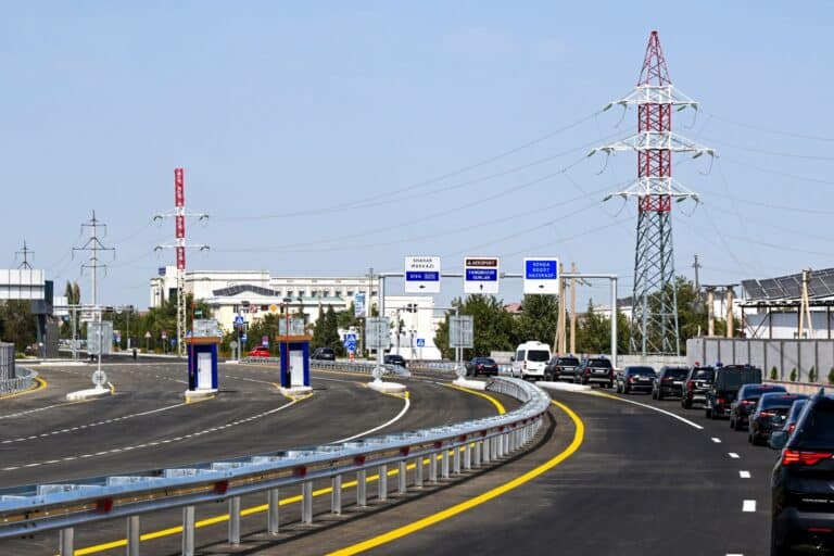 Разгон до 150 км/ч за 25 тыс. сумов: в Узбекистане заработала первая платная дорога Ургенч — Хива