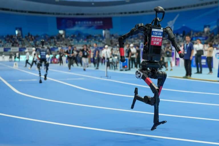 Xitoyda  2 mingdan ortiq gumanoid robot bellashadi