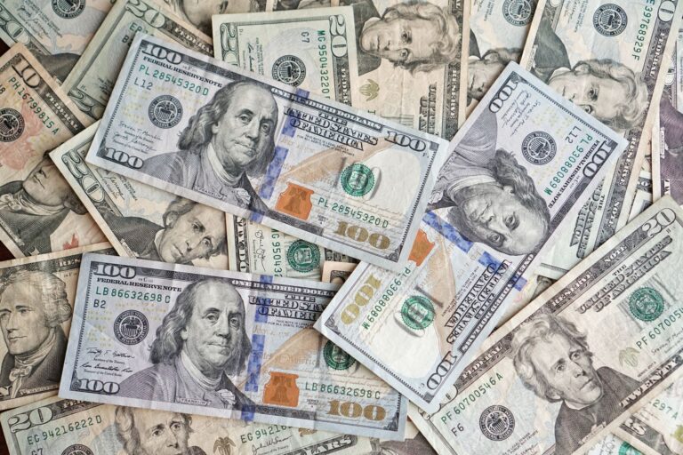Доллар под давлением: меры Минфина США ударили по валюте
