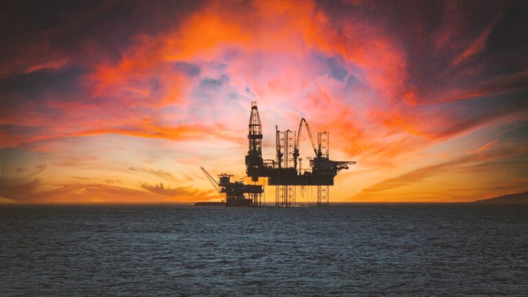 Brent опустилась ниже $90 после атак на танкеры в Ормузском проливе