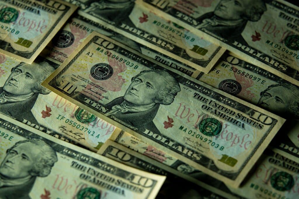 Доллар под давлением: валюта может потерять 0,9% за неделю