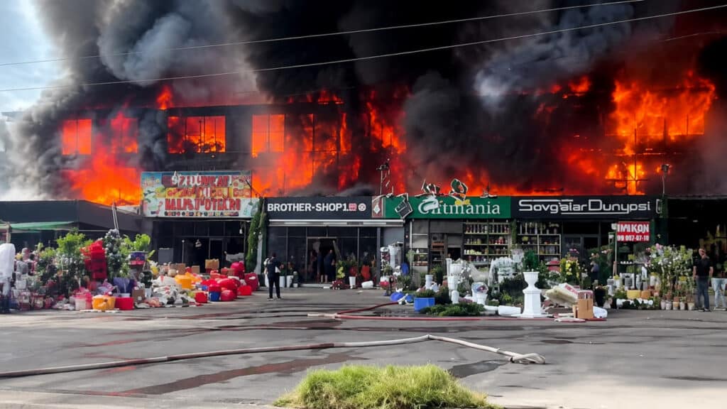 Пожар на рынке «Изза» повредил 400 кв. м торговых площадей