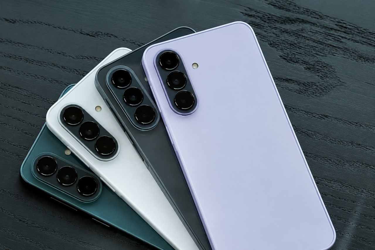 Galaxy A18 4G Geekbench’da sinovdan o‘tdi Geekbench 6 bazasida SM-A185G model raqamiga ega Samsung smartfoni qayd etilgan. Kompaniyaning model raqamlarini belgilash tizimiga qaraganda, ushbu qurilma Galaxy A18 4G bo‘lishi mumkin. Ma’lumotlarda smartfon MT6789 indeksli MediaTek chipiga ega ekani ko‘rsatilgan. Bu MediaTek Helio G99 platformasiga mos keladi. Galaxy A18 4G Geekbench’ning bir yadroli sinovida 745 ball, ko‘p yadroli sinovida esa 2 073 ball qayd etgan. 4 GB tezkor xotira va Android 17 kutilmoqda Sinovdan o‘tgan qurilma 4 GB tezkor xotira bilan jihozlangan. Shuningdek, unda Android 17 operatsion tizimi va Samsung’ning One UI 9.0 interfeysi ishlayotgani ko‘rsatilgan. Samsung’ning so‘nggi byudjet smartfonlari uchun uzoq muddatli dasturiy ta’minot siyosati hisobga olinsa, Galaxy A18 ham oltitagacha yirik Android yangilanishini olishi mumkin. Bunday holatda qurilma Android 23 gacha yangilanish imkoniyatiga ega bo‘ladi. Biroq bu qo‘llab-quvvatlash muddati hozircha Samsung tomonidan rasman tasdiqlanmagan. 5G versiyasi Snapdragon chipi bilan chiqishi mumkin Avvalgi ma’lumotlarga ko‘ra, Galaxy A18’ning 5G versiyasi Qualcomm Snapdragon protsessoriga ega bo‘lishi mumkin. Smartfonlar oilasining 2026-yil oktabr oyida taqdim etilishi kutilmoqda. Galaxy A18 old kamerasi uchun U shaklidagi kesmaga ega ekran va orqa panelda uchta kamerali tizim bilan chiqishi mumkin.