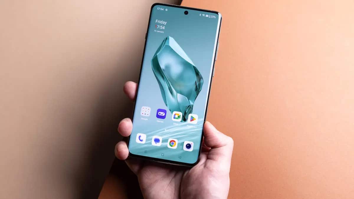 OnePlus 12 smartfonlari egalari qurilmalarning to‘satdan ishlamay qolishi va ona plata bilan bog‘liq nosozliklar haqida tobora ko‘proq xabar bermoqda.