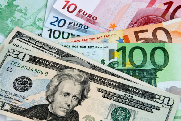 Dollarga talab oshmoqda, so‘m esa mustahkamlandi