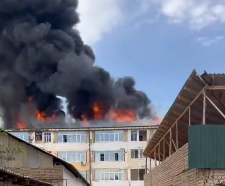 В Чиназе произошел пожар на крыше многоэтажного дома