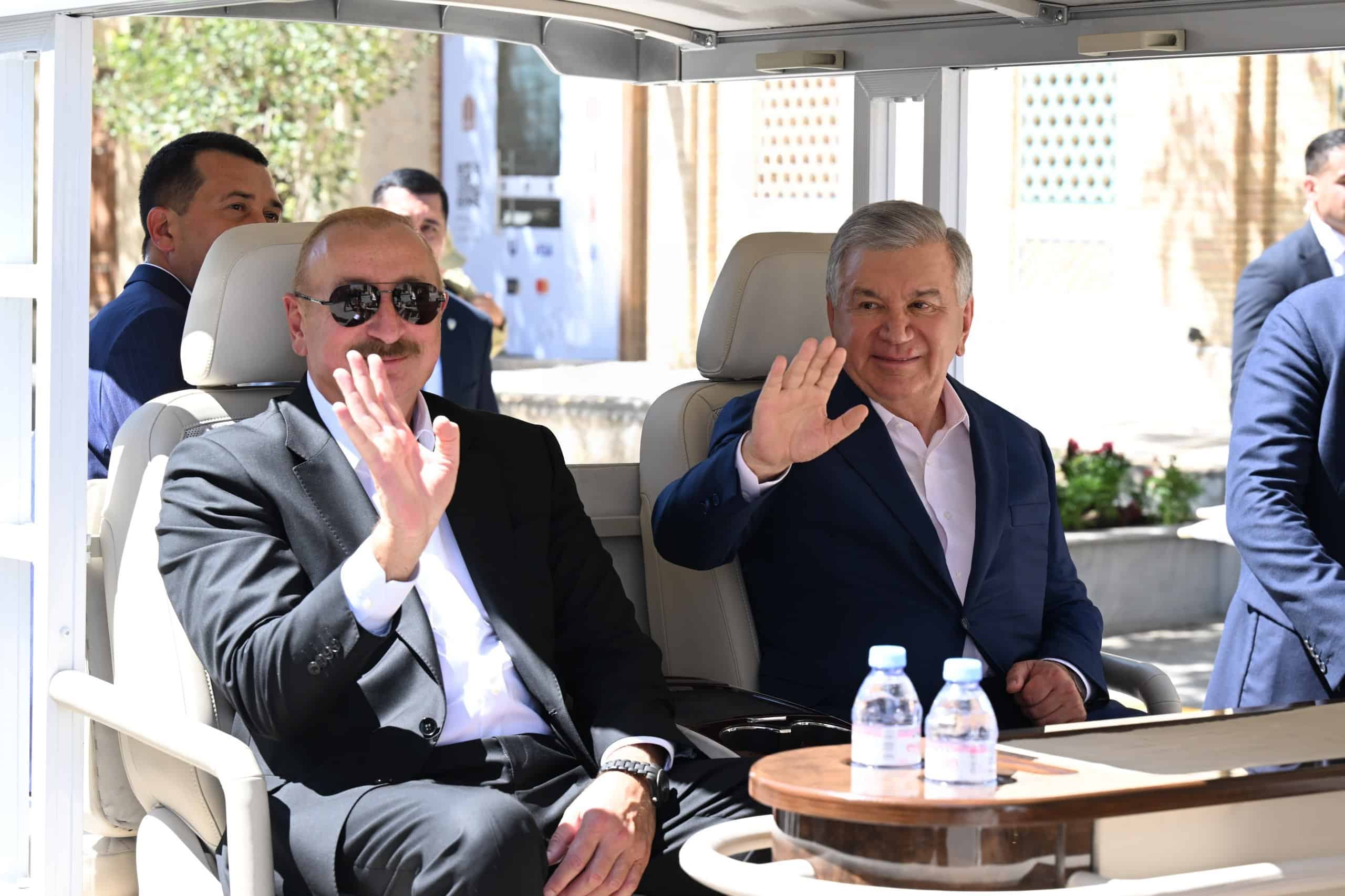Mirziyoyev va Aliyev Buxoroning tarixiy obidalarini ziyorat qildi — foto