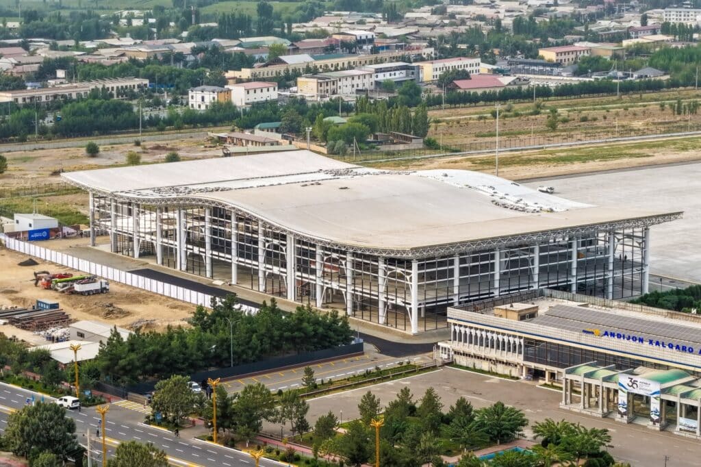Shavkat Mirziyoyev Andijonda 1,1 trln so‘mlik aeroport rekonstruksiyasi bilan tanishdi
