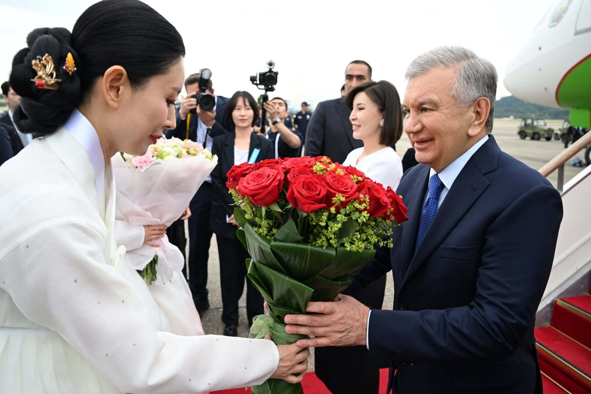 Подарок Мирзиёеву от президента Южной Кореи